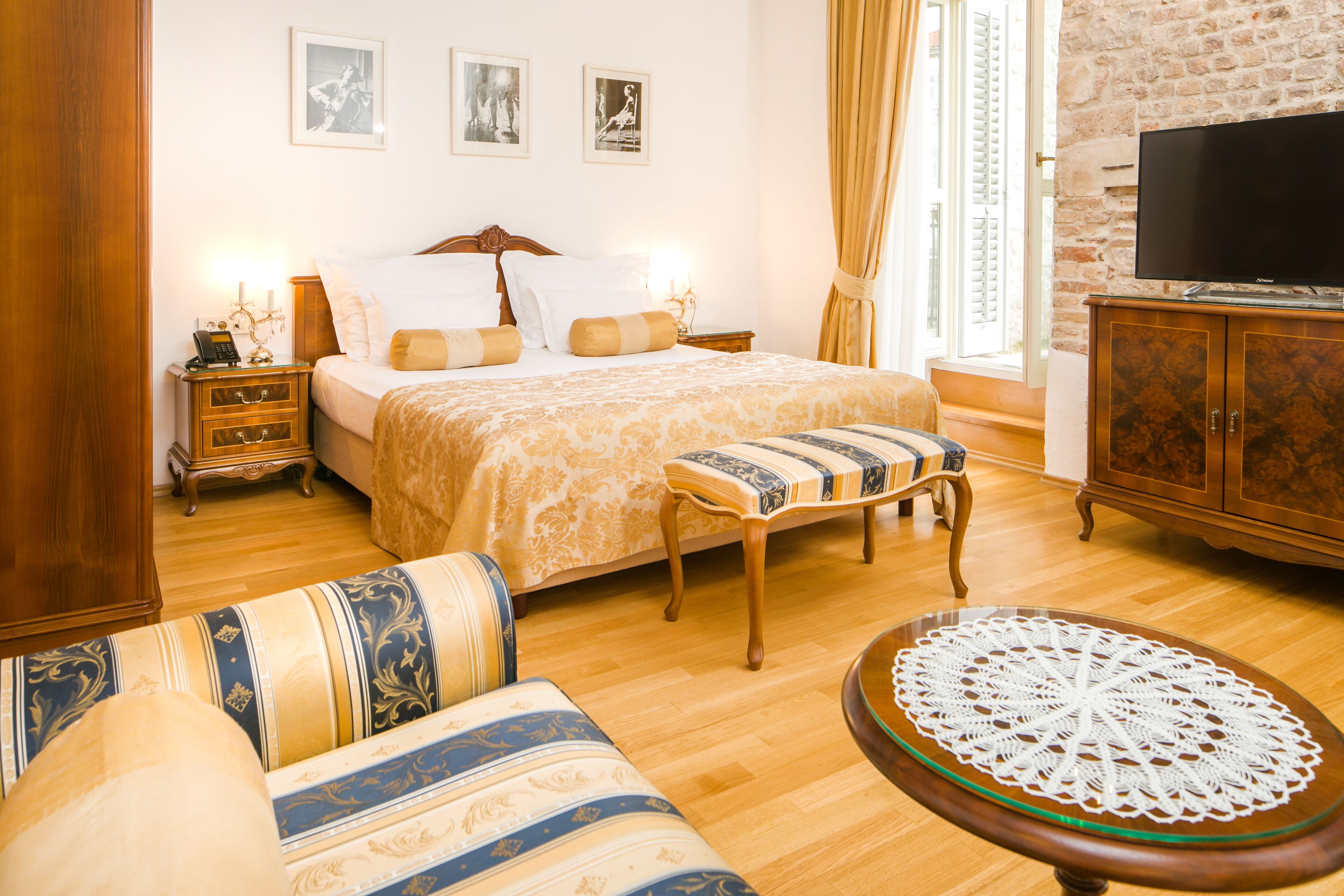 Deluxe-Doppelzimmer, Balkon | Bettwäsche aus ägyptischer Baumwolle, hochwertige Bettwaren, Minibar