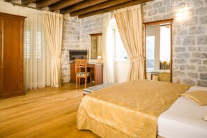 Habitación doble superior, vistas a la ciudad | Sábanas de algodón egipcio, ropa de cama de alta calidad, minibar