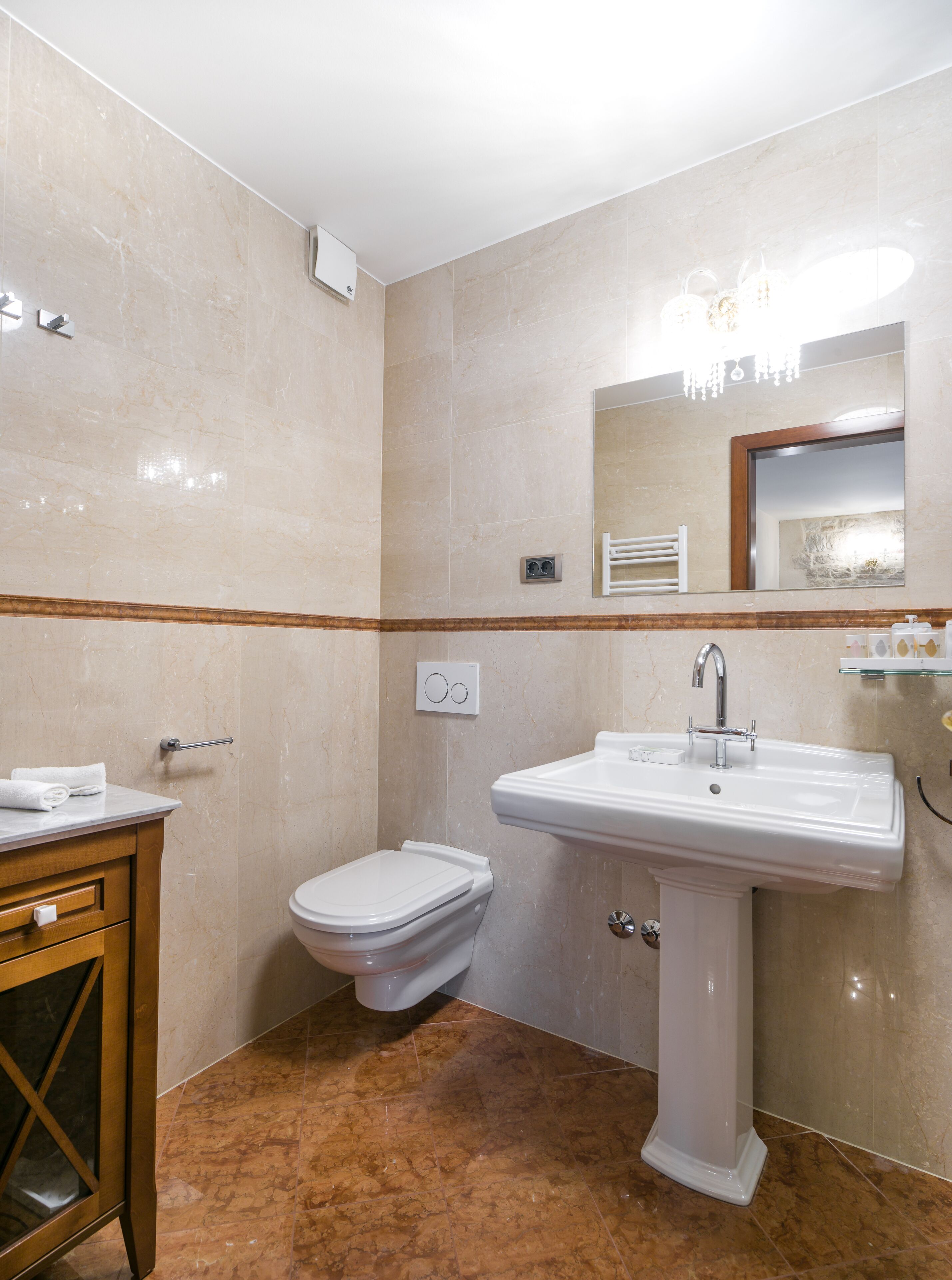 Een badkamer met toilet, bidet en wastafel.