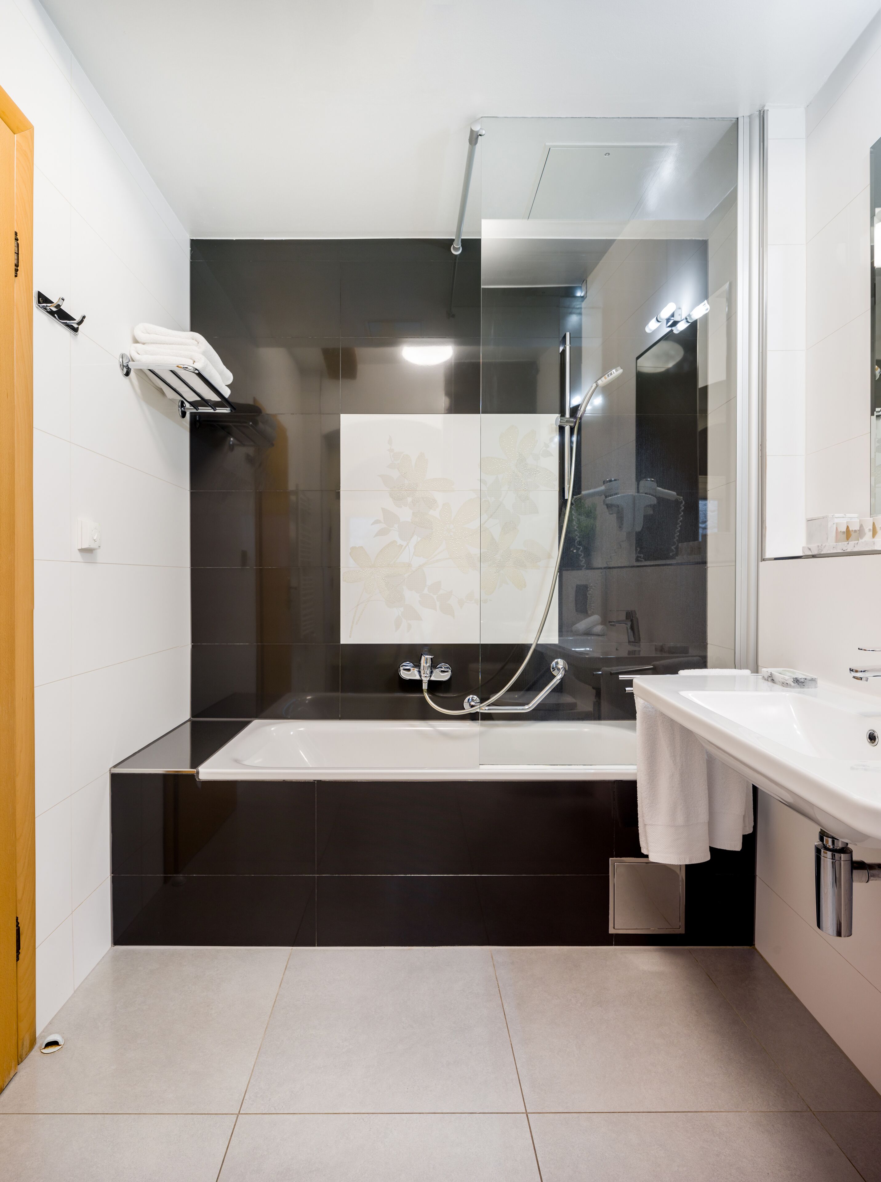 deluxe double room | bathroom | free toiletries, hair dryer, bathrobes, slippers