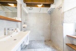 Dúplex familiar, vistas a la ciudad (2nd Floor ) | Baño | Artículos de higiene personal gratuitos, secador de pelo y albornoces