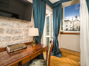 Deluxe Double Room, Balcony | Egyptian cotton sheets, premium bedding, minibar, in-room safe