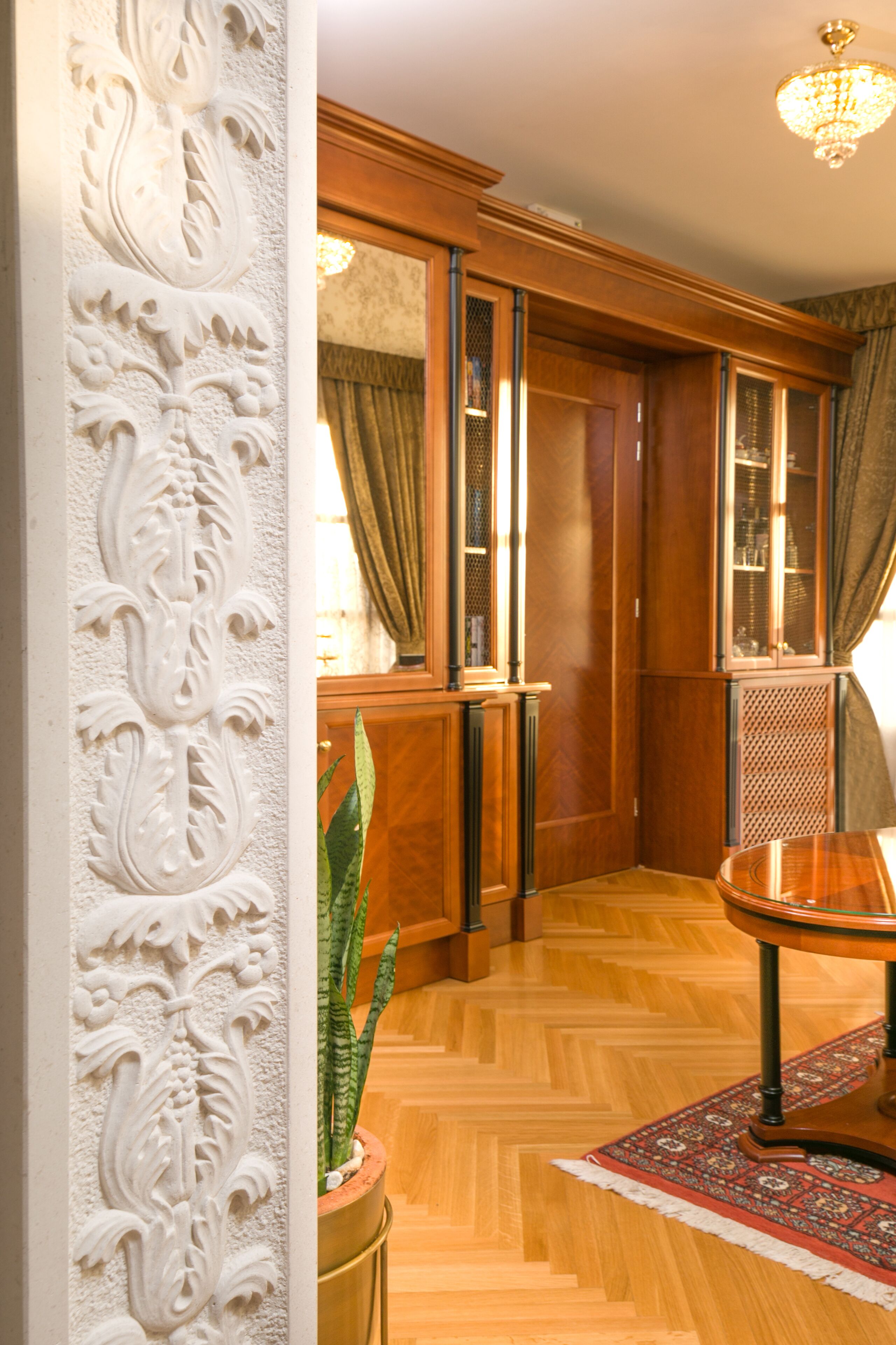 deluxe suite | living area | flat-screen tv