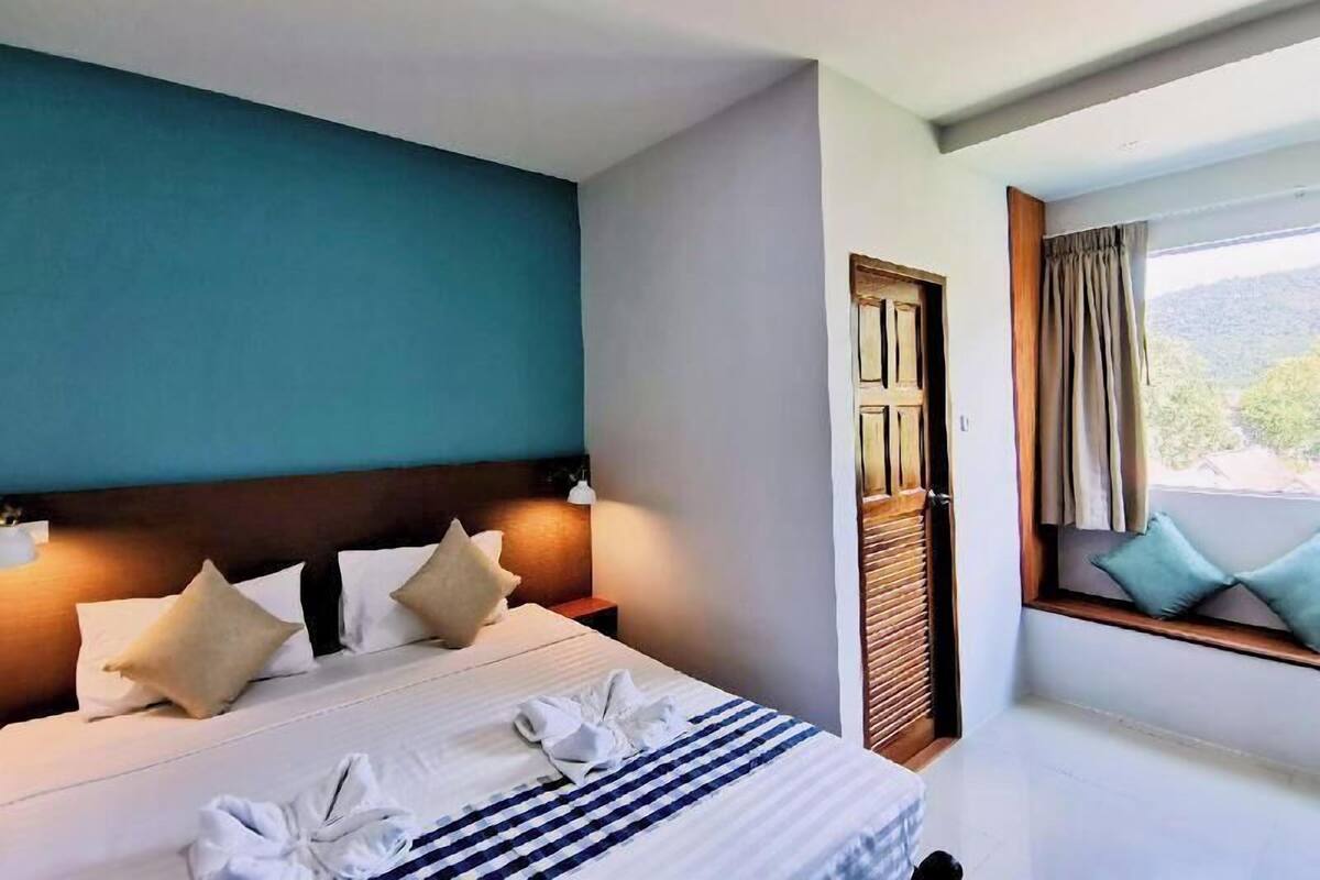 In-room safe, desk, laptop workspace, blackout drapes