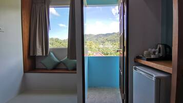 Chambre Double Deluxe, balcon | Coffres-forts dans les chambres, bureau