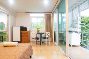 ห้องแฟมิลี่ | ตู้นิรภัยในห้องพัก, โต๊ะทำงาน, พื้นที่ทำงานแบบใช้แล็ปท็อป, ผ้าม่านกันแสง