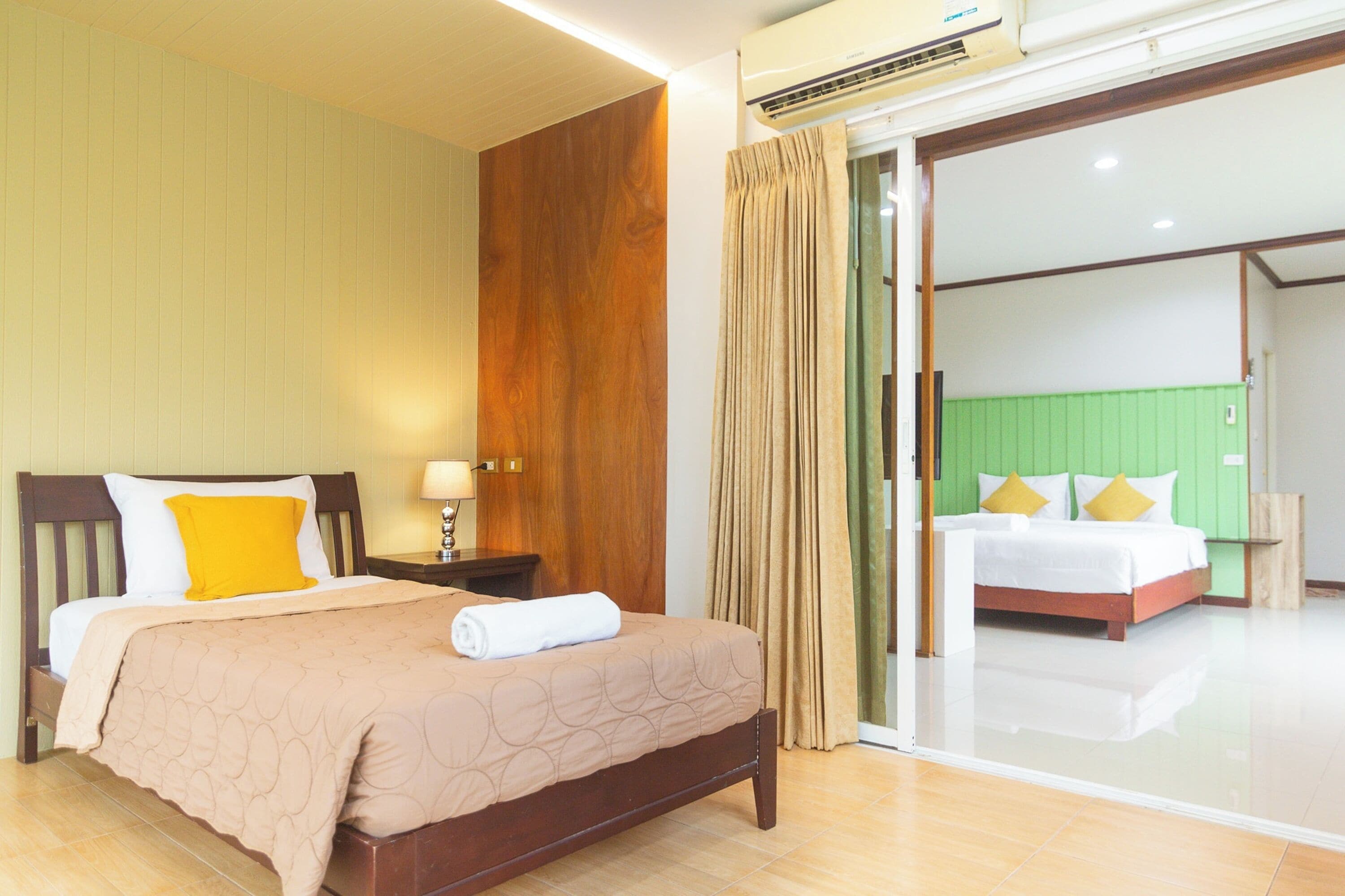 ファミリー ルーム | セーフティボックス (室内)、デスク、ノートパソコン用作業スペース、遮光カーテン