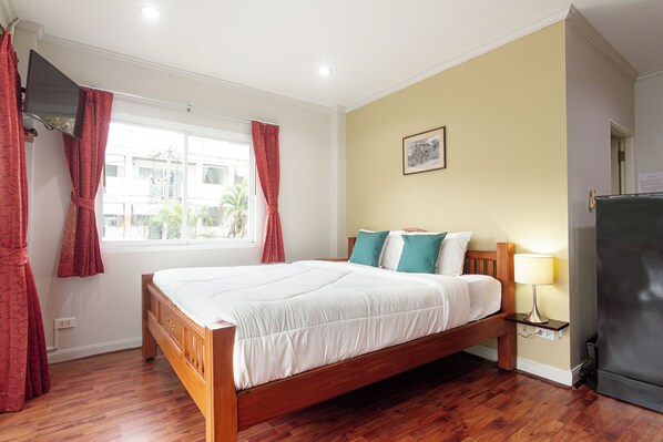 Quarto casal standard | Cofres nos quartos, escrivaninha, espaço de trabalho para notebook