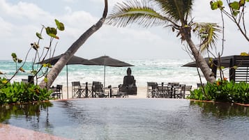Piscine extérieure, chaises longues