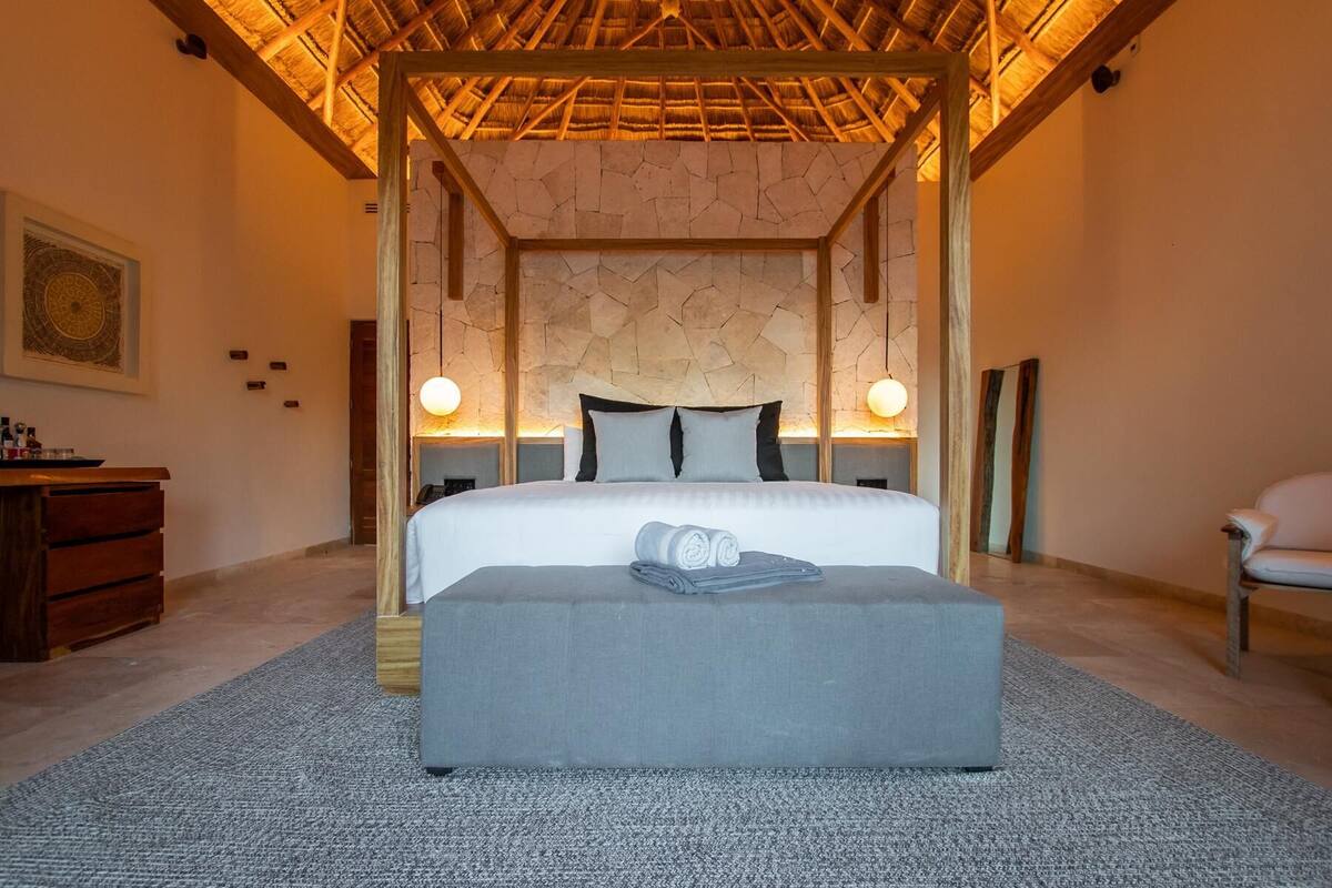 Ropa de cama de alta calidad, colchones con efecto memoria y minibar 