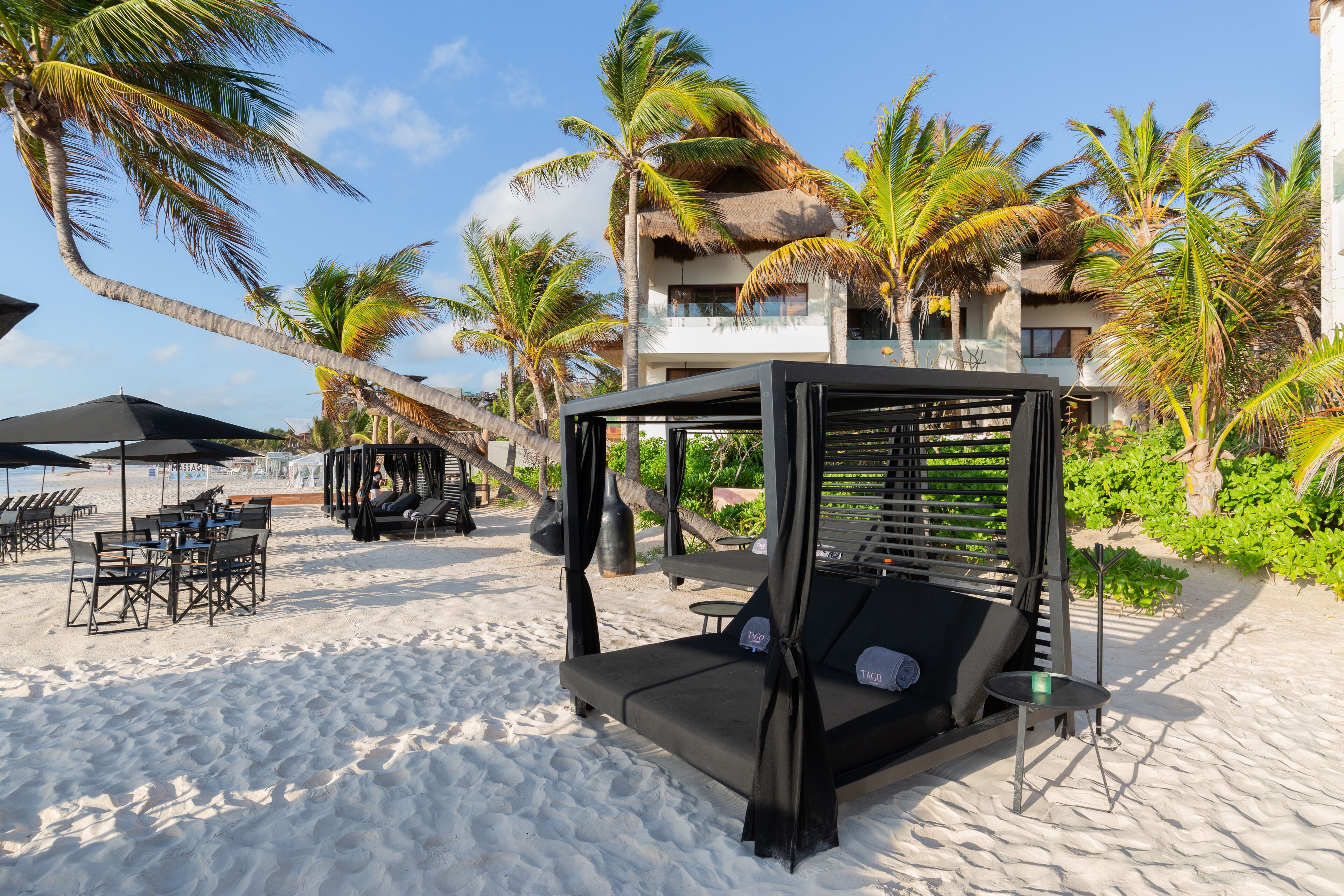 Playa privada, arena blanca, camas de playa gratis