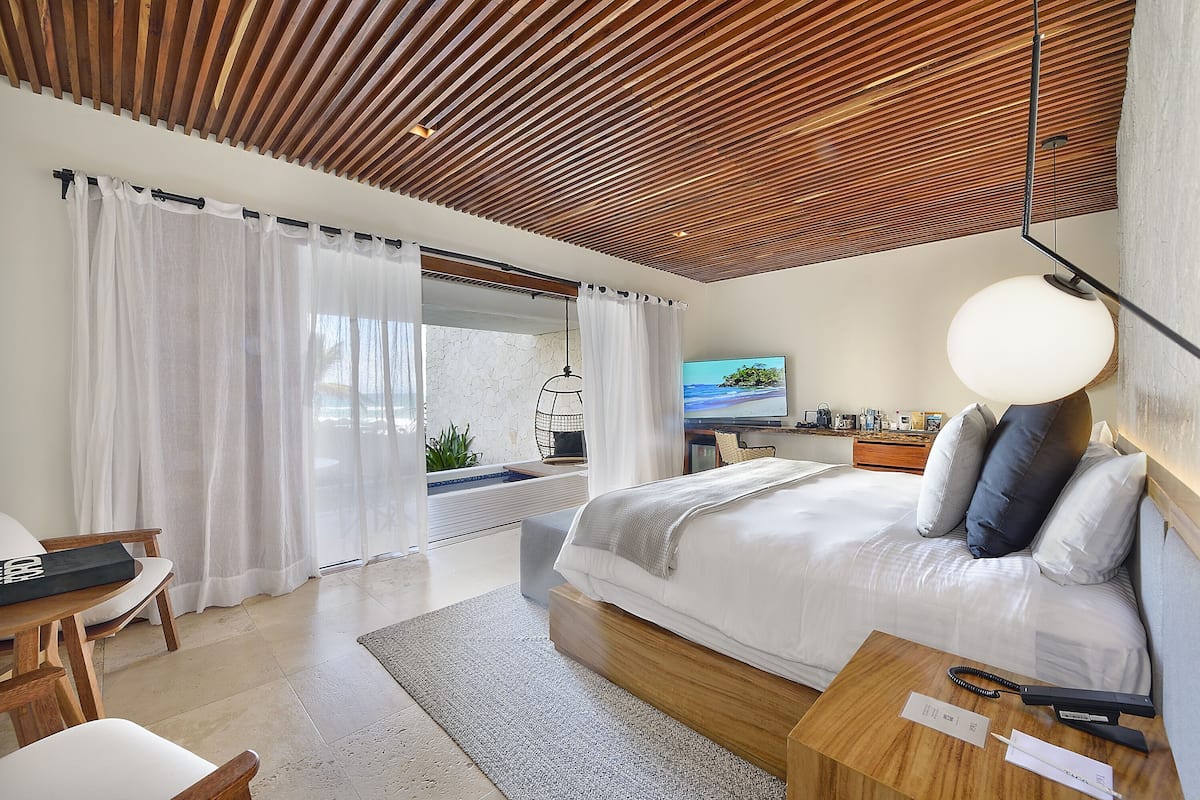 Ropa de cama de alta calidad, colchones con efecto memoria y minibar