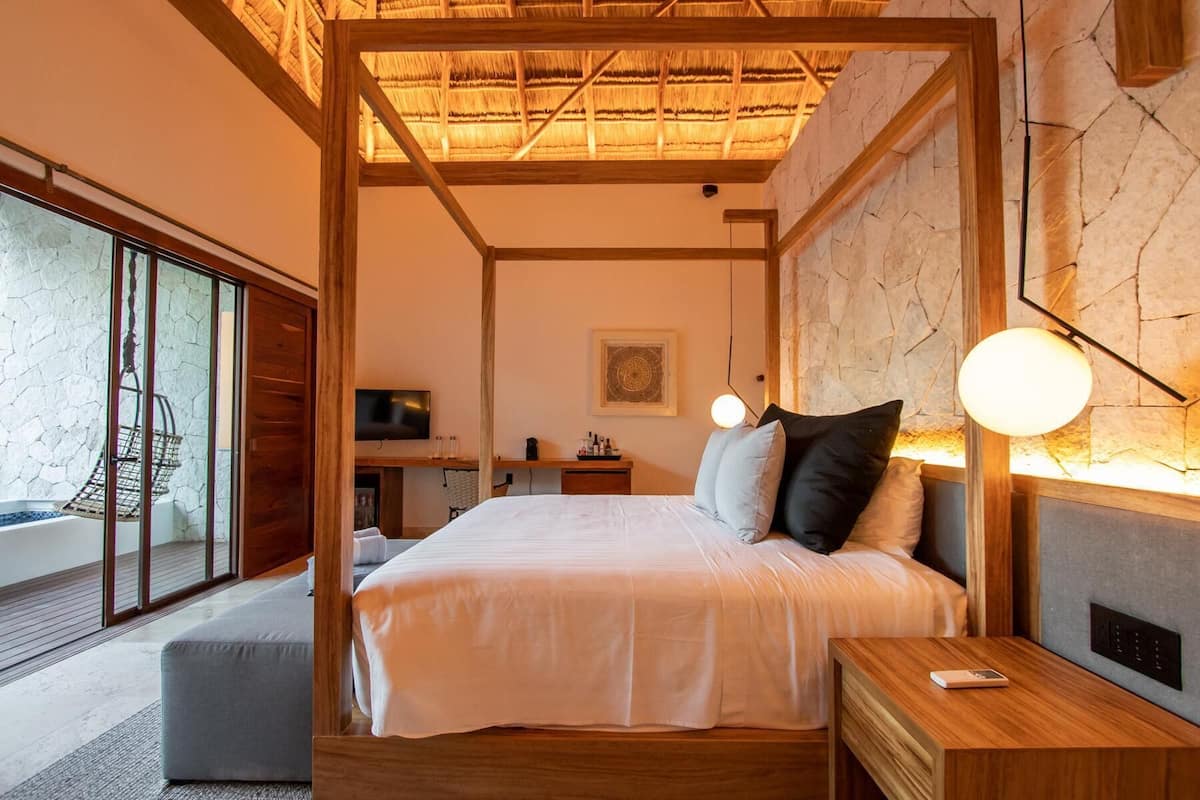 Hochwertige Bettwaren, Betten mit Memory-Foam-Matratzen, Minibar