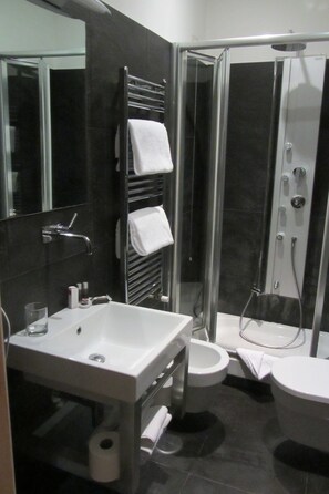 スタンダード ルーム | バスルーム | バスアメニティ (無料)、ヘアドライヤー、ビデ