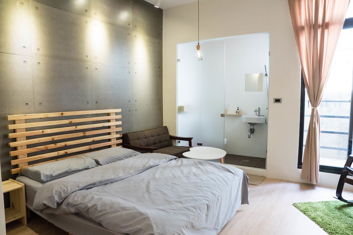 Premium bedding, desk, blackout drapes, free WiFi