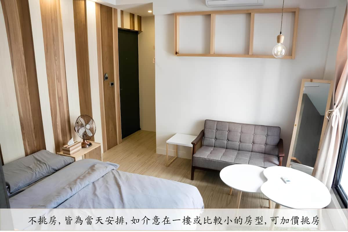 Premium bedding, desk, blackout drapes, free WiFi