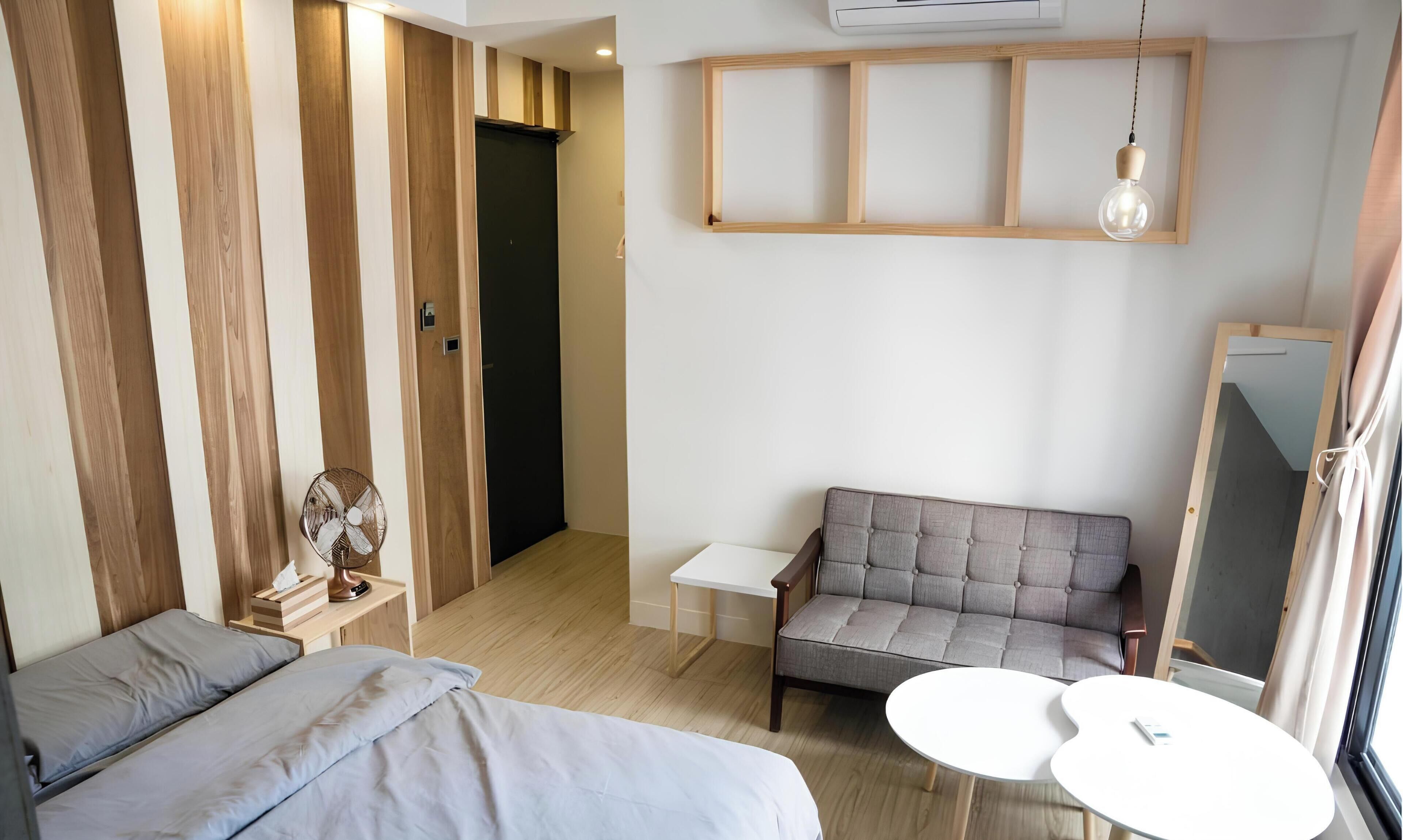 Premium bedding, desk, blackout curtains, free WiFi