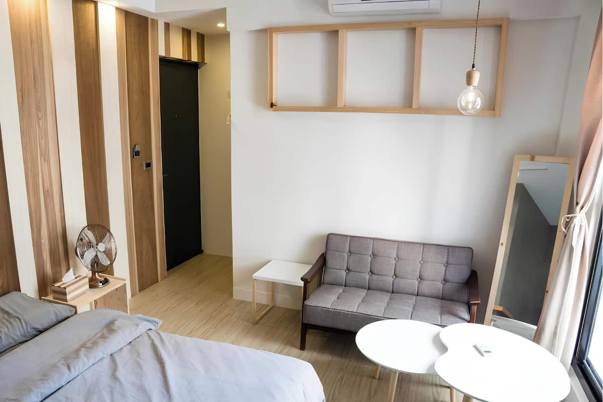 أغطية فراش متميزة ومكتب وستائر تعتيم وواي فاي مجانًا