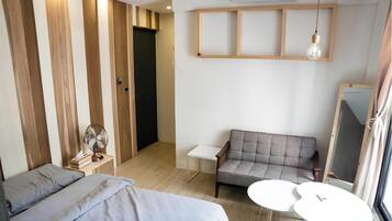 Premium bedding, desk, blackout curtains, free WiFi