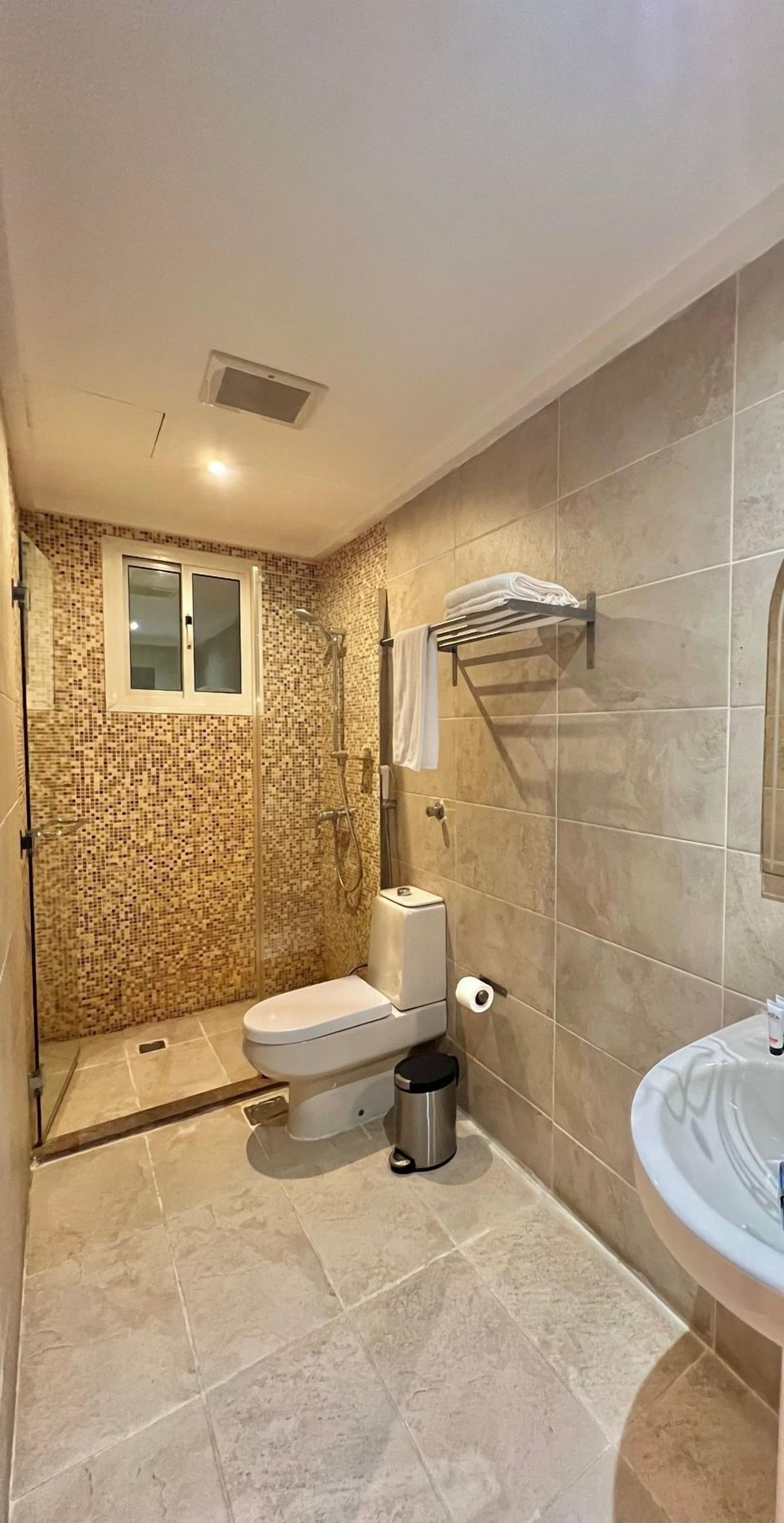 Pengering rambut, jubah mandi, selipar, tuala disediakan 