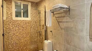 Pengering rambut, jubah mandi, selipar, tuala disediakan