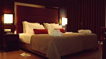 Habitación doble | Minibar, caja de seguridad en la habitación, escritorio y cuna de viaje