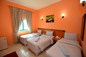 Habitación triple | Caja de seguridad en la habitación, wifi gratis y ropa de cama 