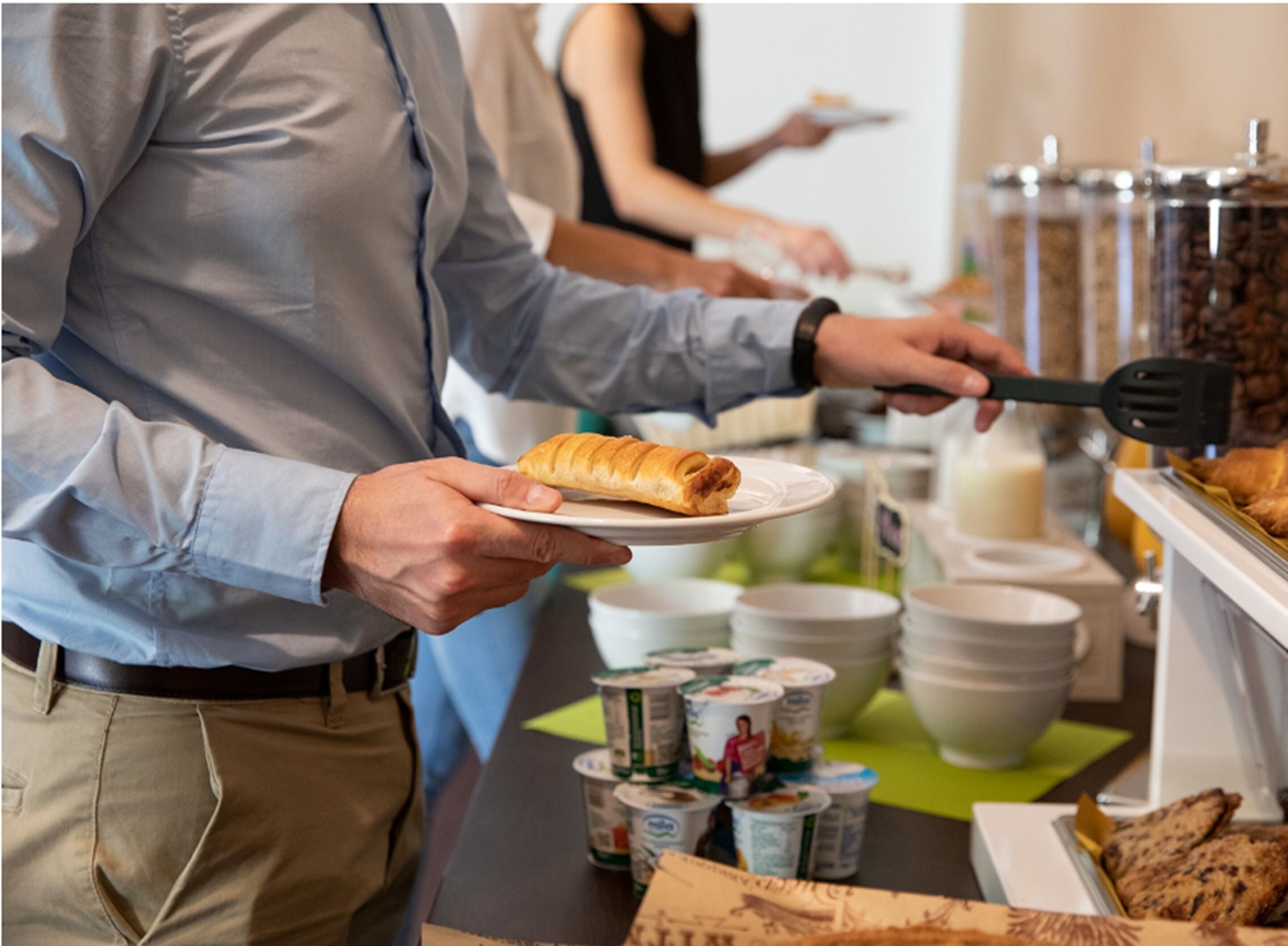 Ein reichhaltiges Buffet mit verschiedenen Speisen, darunter Gebäck und Milchprodukten.