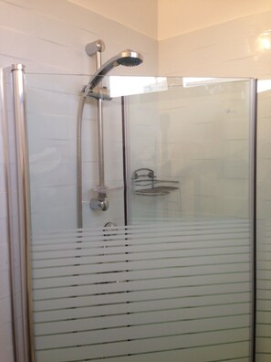 Studio | Bathroom shower - Dato's Beach Studio-Apartments (Tel Aviv)