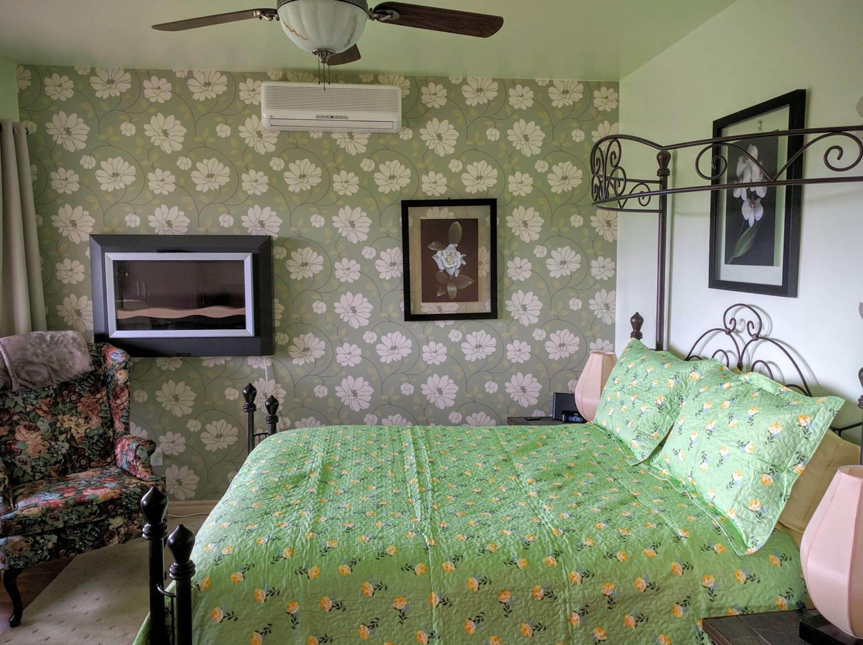 Egyptian cotton sheets, premium bedding, down comforters, pillowtop beds