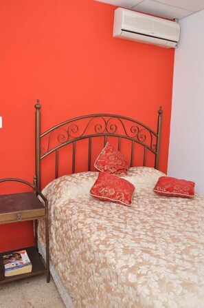 Double Room | 1 bedroom, Egyptian cotton sheets, premium bedding, down comforters - Hotel Monumental (Santo Domingo)