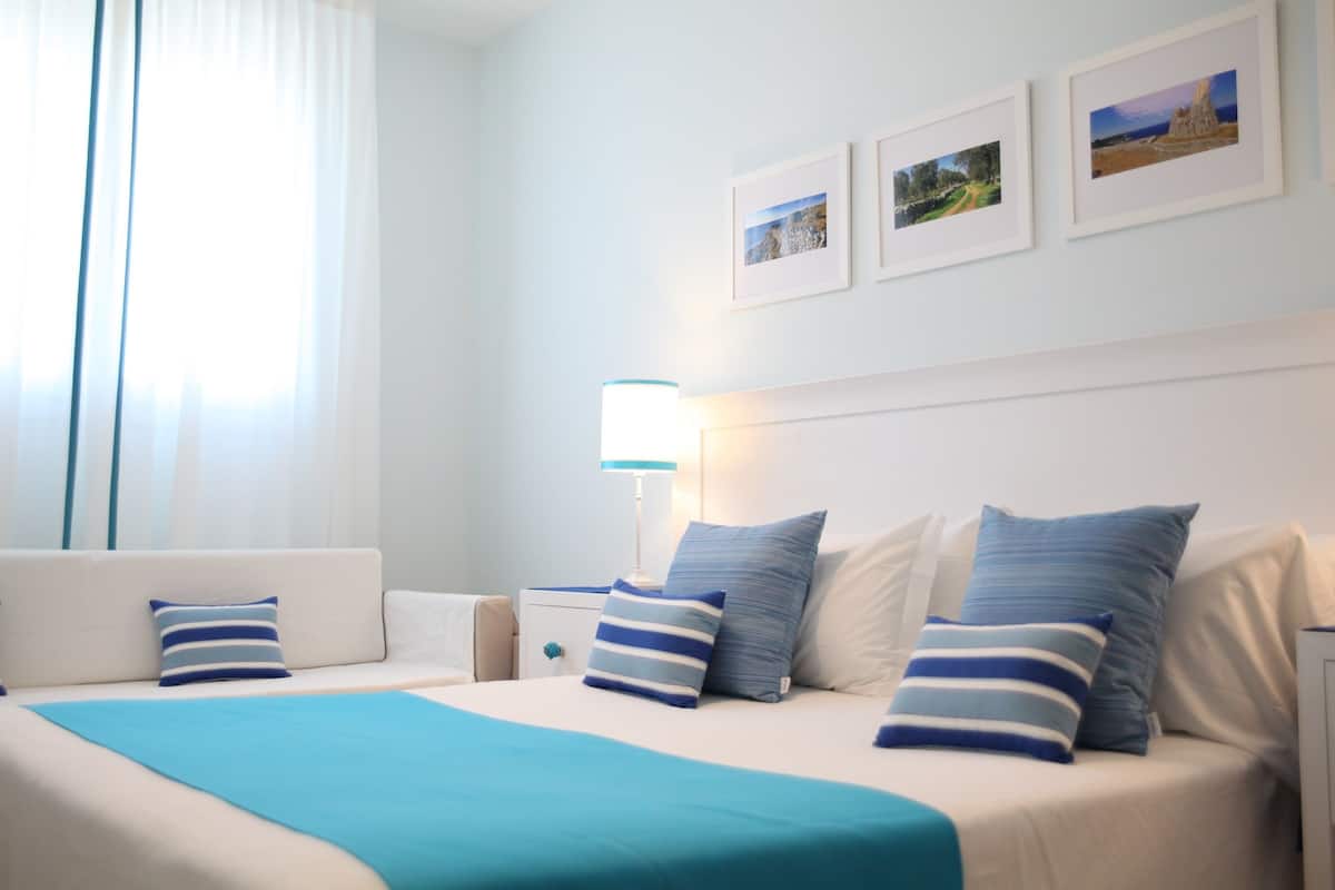 Standard Room | 1 bedroom, minibar, in-room safe, desk