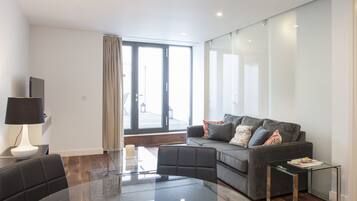 Kahden hengen luksushuone, 1 makuuhuone | Oleskelualue | Taulutelevisio