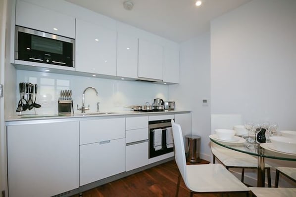 City Apartment, 1 Bedroom | In-room dining