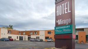 Un hotel con un cartel que indica que tiene un restaurante llamado Miss Italia.