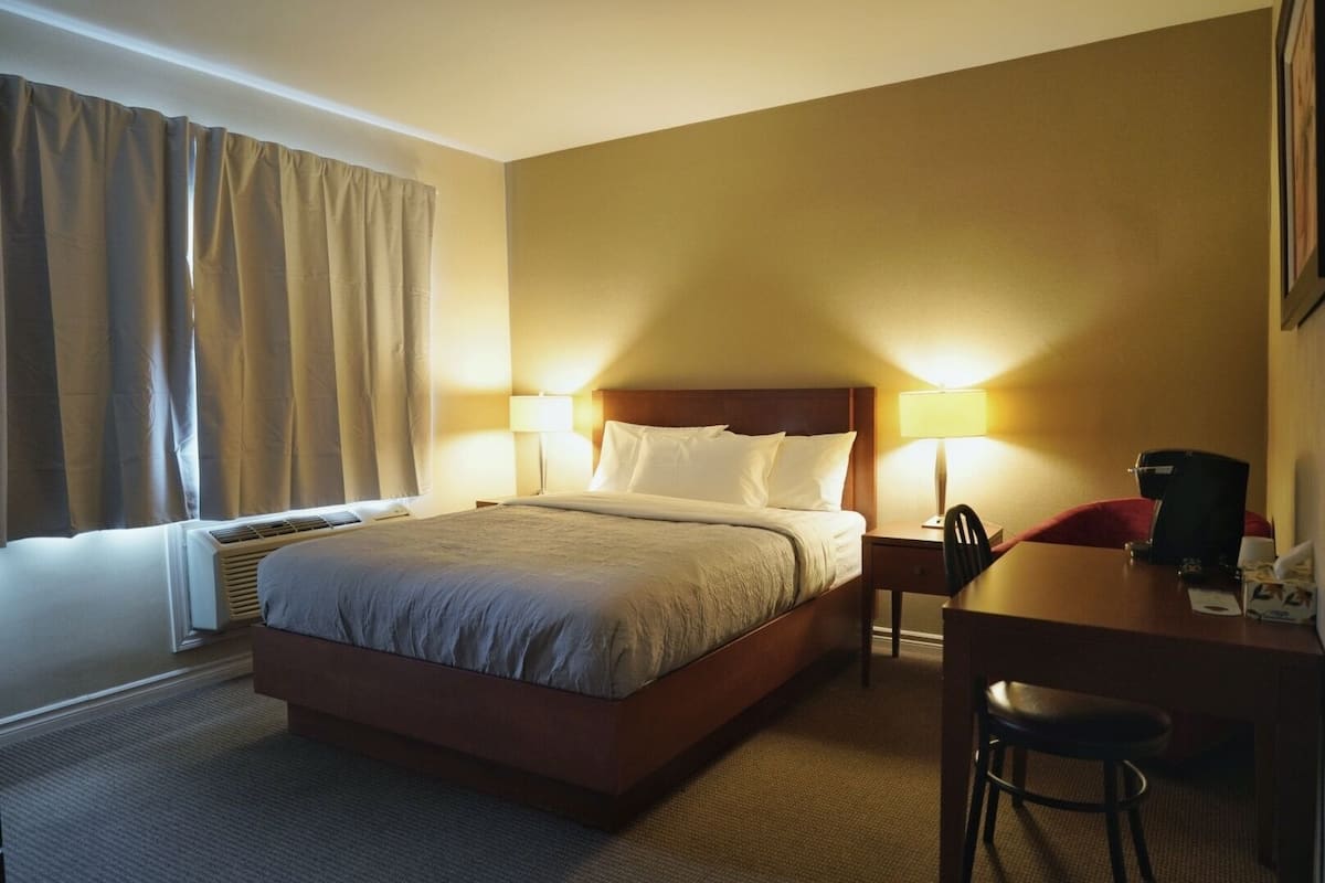 Basic Room | Meja, ruang kerja komputer riba, Wi-fi percuma