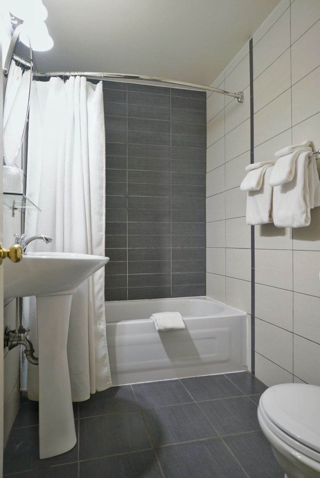 Rom – basic | Bad | Hårføner og håndklær