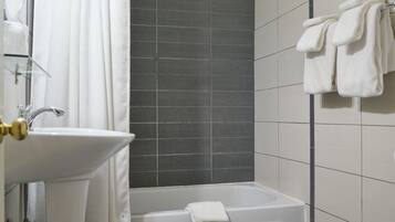 Habitación básica | Baño | Secador de pelo y toallas