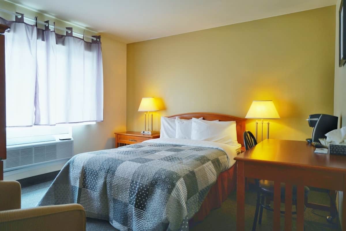 Standard Double Room | Meja, ruang kerja komputer riba, Wi-fi percuma