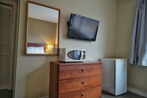 Quarto básico | Escrivaninha, espaço de trabalho para notebook, Wi-Fi de cortesia