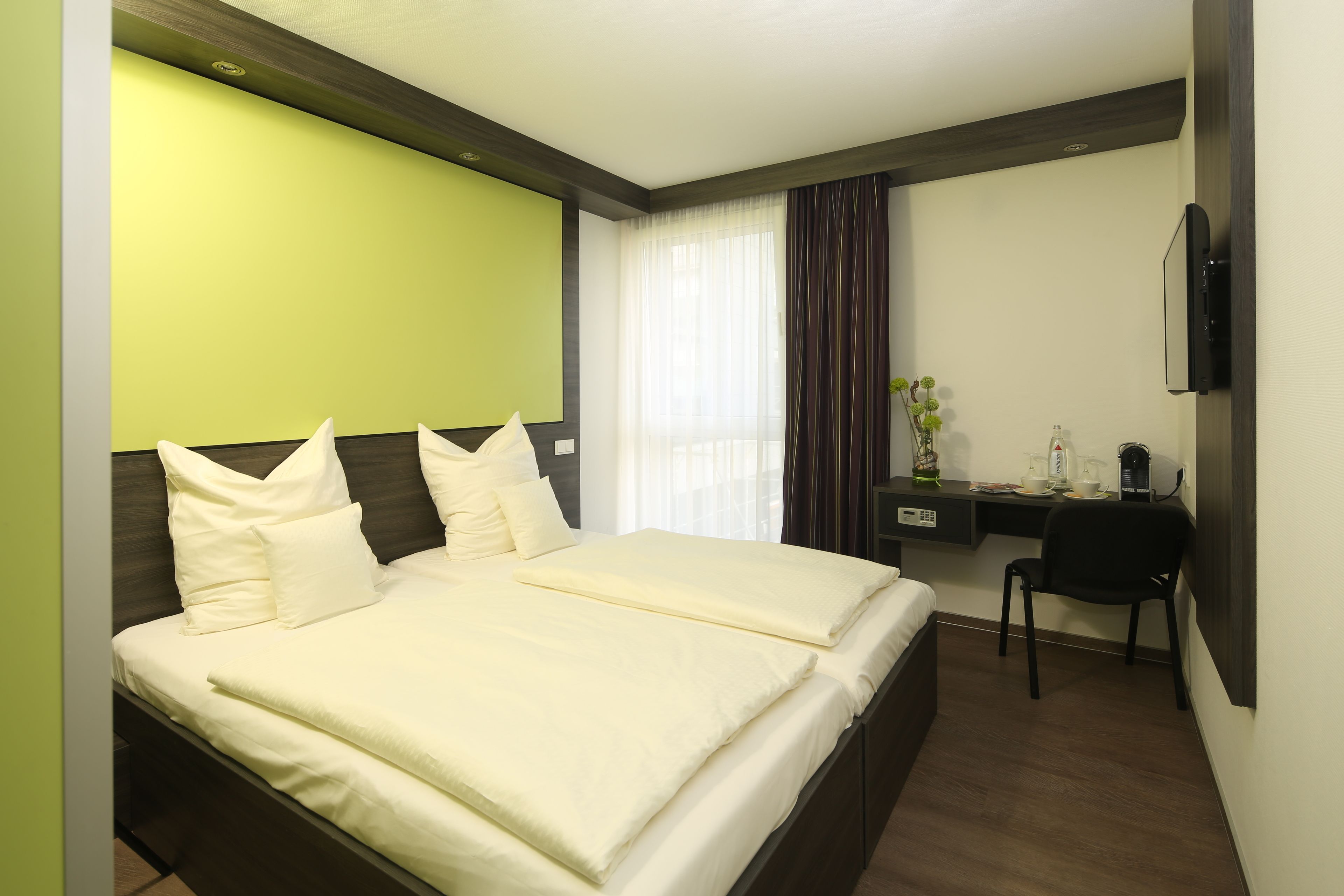 hypo-allergenic bedding, in-room safe, desk, soundproofing