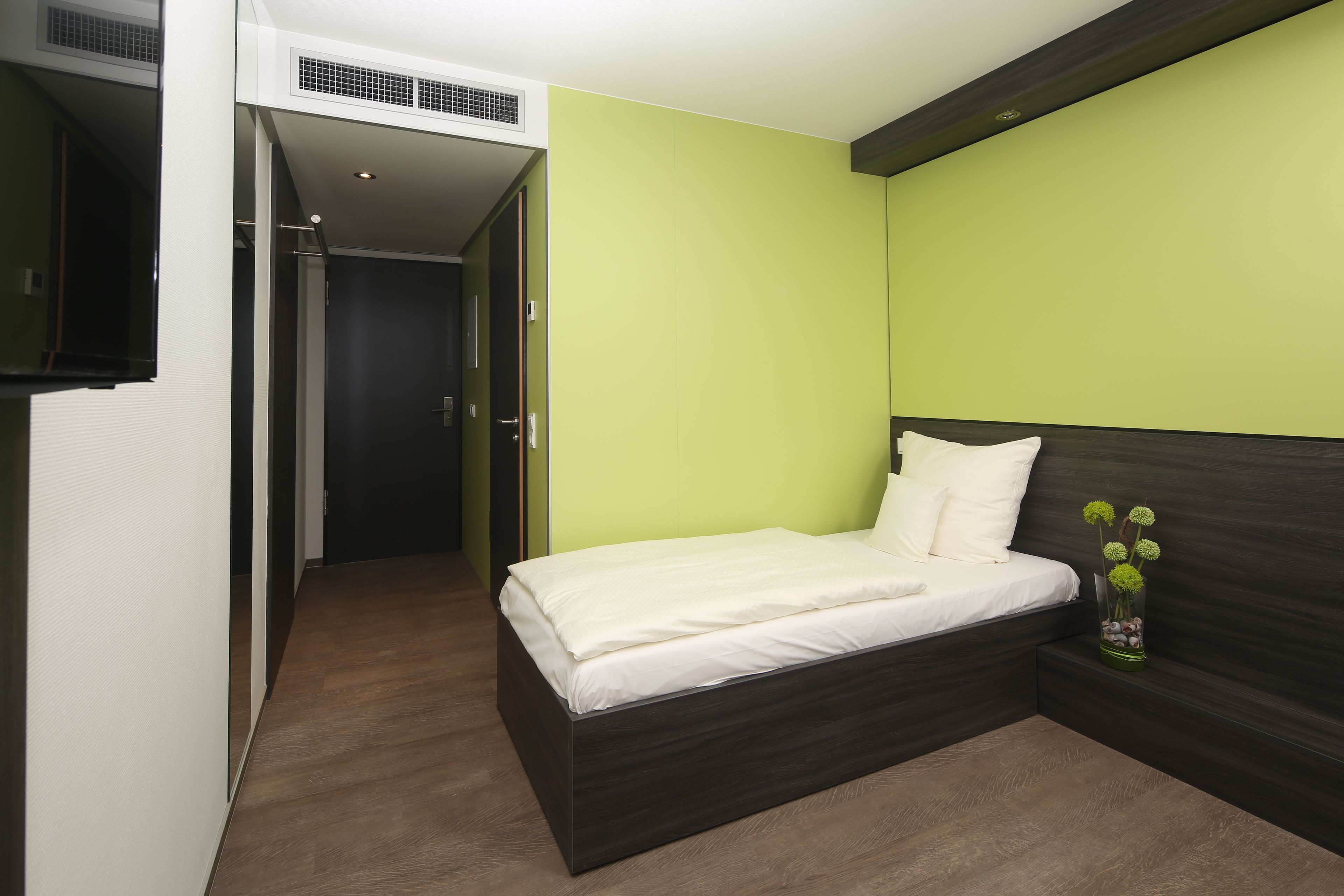 hypo-allergenic bedding, in-room safe, desk, soundproofing