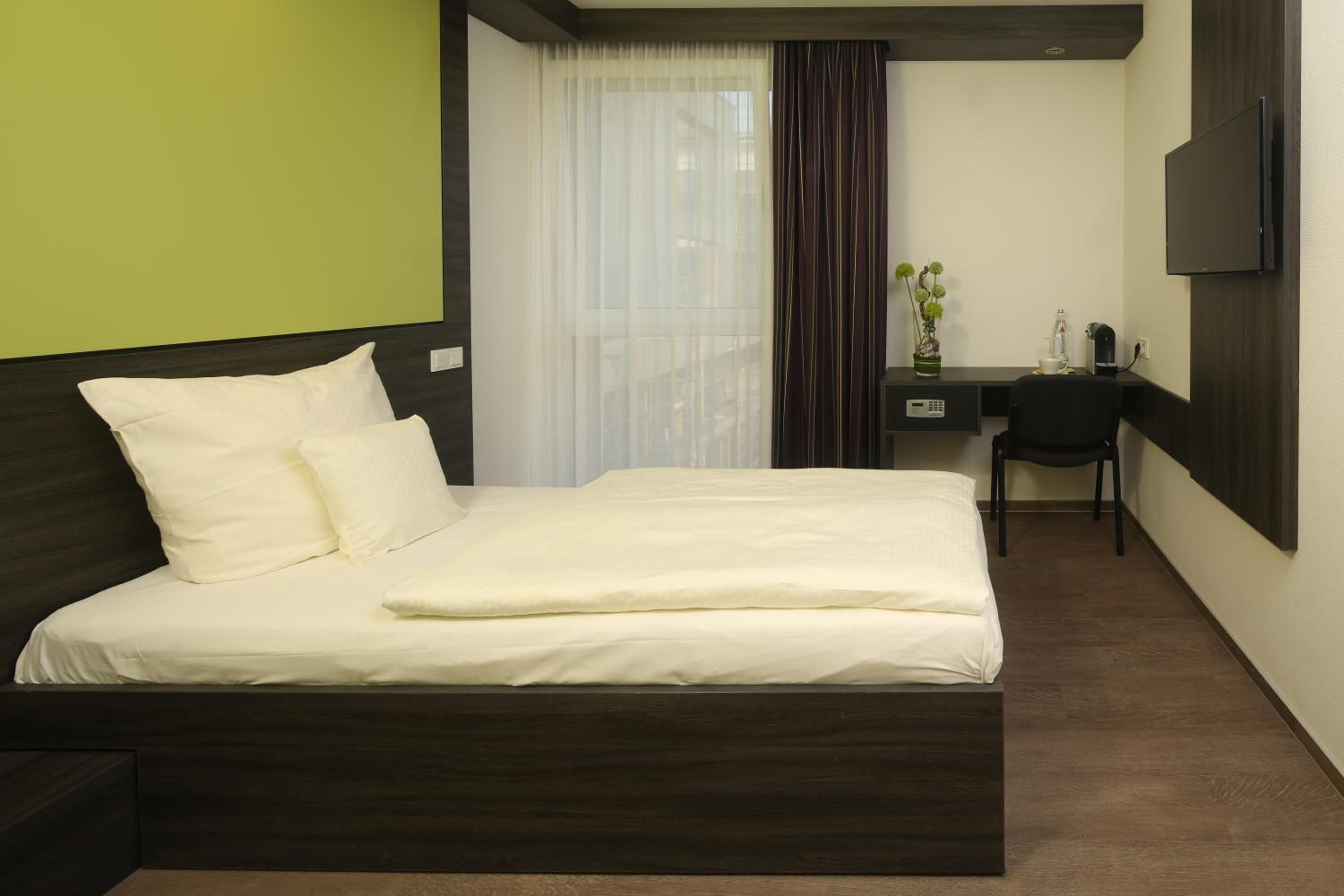 hypo-allergenic bedding, in-room safe, desk, soundproofing