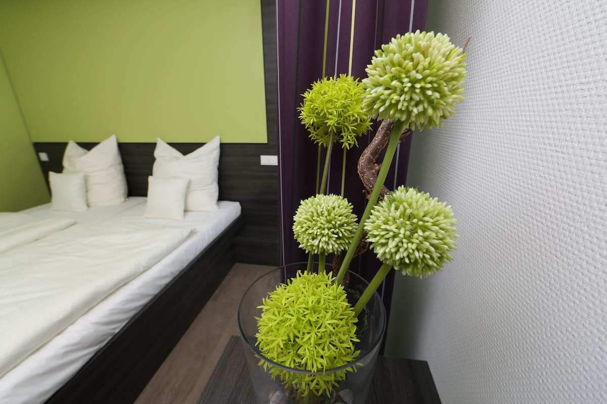 hypo-allergenic bedding, in-room safe, desk, soundproofing