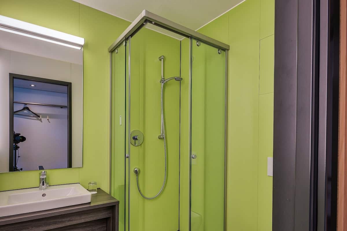 economy double room | bathroom | shower, hair dryer, towels