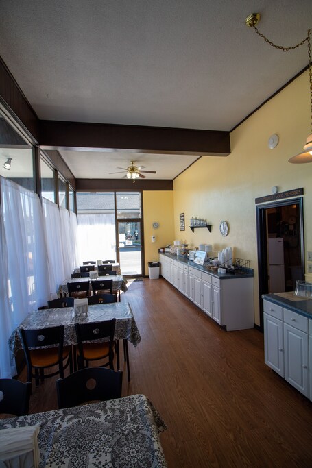 Norma Dan Motel Near Dolly Parton's Stampede Dinner Attraction - Image 8