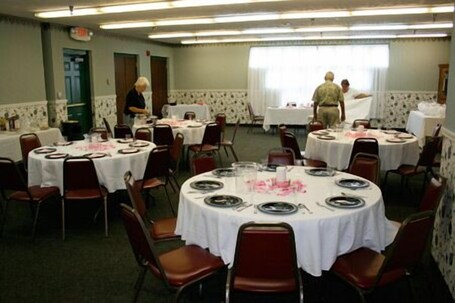 Norma Dan Motel Near Dolly Parton's Stampede Dinner Attraction - Image 10