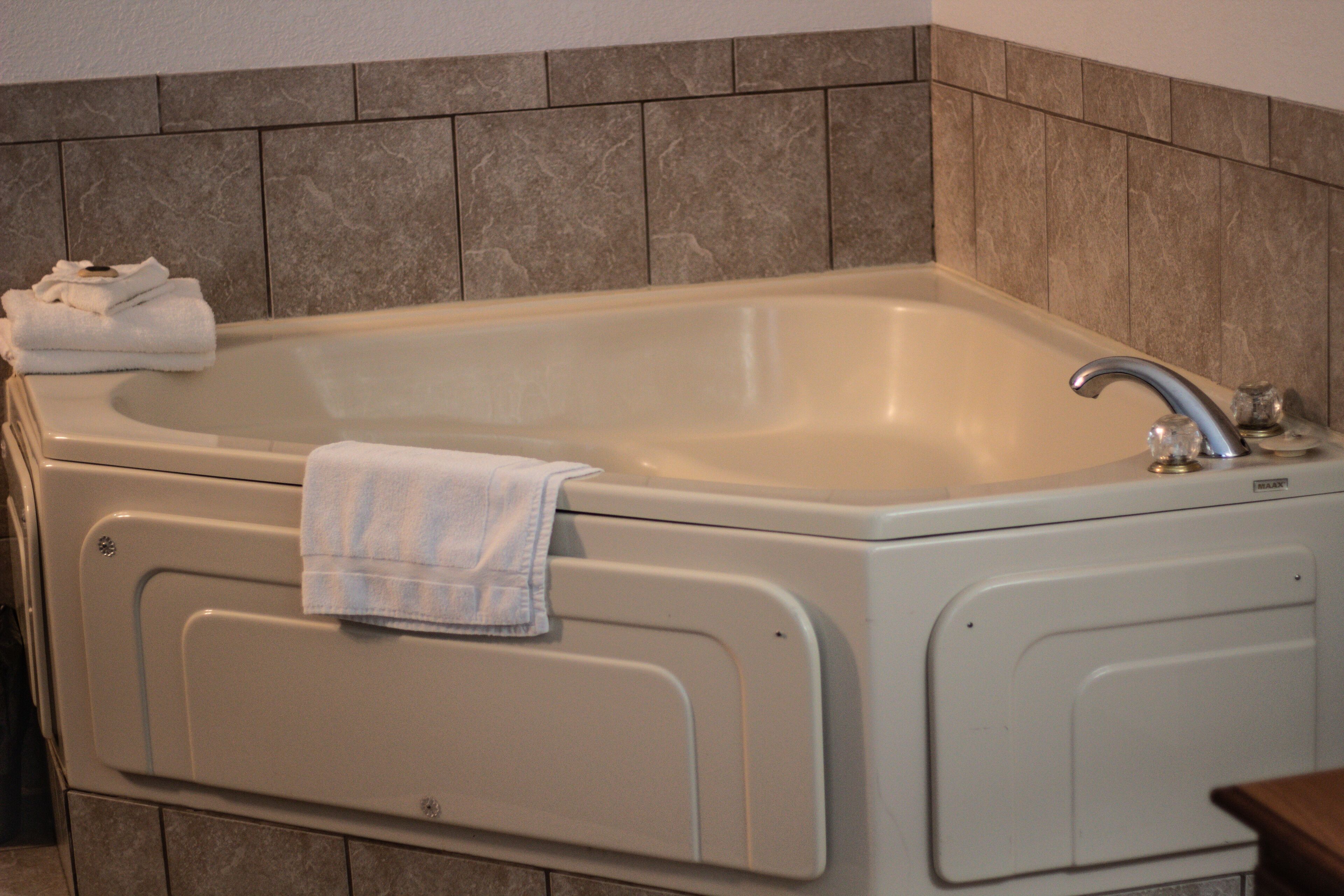 deluxe room, 1 queen bed, jetted tub (fireplace) | down duvets, free cots/infant beds, rollaway beds, free wifi