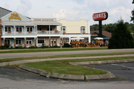 Norma Dan Motel Near Dolly Parton's Stampede Dinner Attraction - Image 15