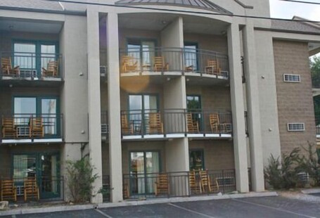 Norma Dan Motel Near Dolly Parton's Stampede Dinner Attraction - Image 2